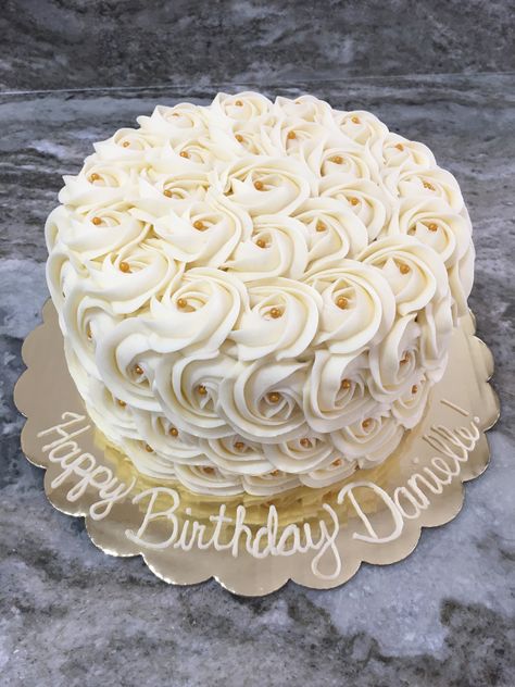 White and gold rosette cake White Cake Designs Birthday, Simple Cake Designs White, White And Gold Bday Decor, Cute White Birthday Cakes, Simple Gold Cake Birthday, Rose And Gold Cake, White Cake Design Birthday, White And Gold Decorations Party Ideas, Gold And White Cake Birthday