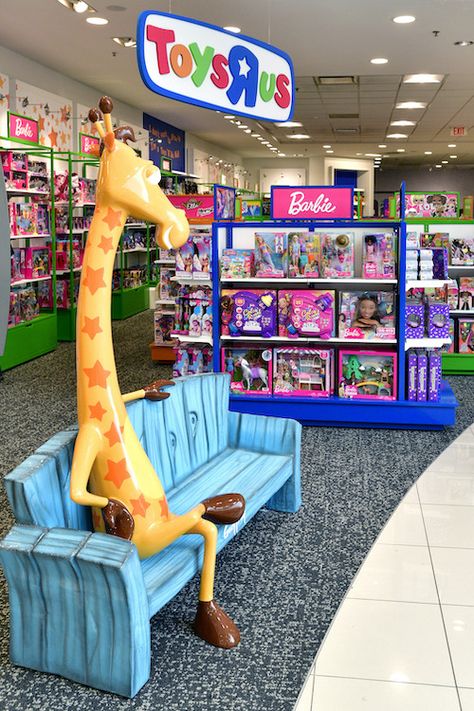 Toy Store Exterior, Toys R Us Aesthetic, Toys R Us Nostalgia, Toy Shop Aesthetic, Toy Store Aesthetic, Toys R Us Giraffe, Toys R Us Store, Toy Shop Display, Toy Store Design