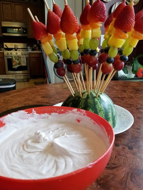 Best Damn Rainbow Fruit Skewers And Dip Out There! – Crazy Green Thumbs Low Country Shrimp Boil, Rainbow Fruit Skewers, Easter Fruit, Dessert Light, Fruit Kebabs, Fruit Sticks, Fruit Platter Designs, Decorações Com Comidas, Fruit Skewers