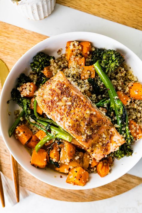 This easy salmon meal prep bowl has a base of quinoa and is topped with roasted veggies, mustard maple salmon and a lemon vinaigrette. Make this recipe over the weekend and have lunches ready to go for the week! Maple Salmon, Salmon Meal Prep, Healthy Salmon Recipes, Healthy Salmon, Salmon Dinner, Easy Salmon, Healthy Bowls, Lemon Vinaigrette, Salmon Dishes