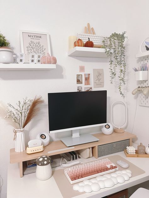 Work Desk Aesthetic Office Business, Computer Desk Decor Ideas, Cute Office Accessories, Wfh Set Up, Neutral Desk Setup, White Desk Inspiration, Desktop Decor Ideas, Office Astethic, Narrow Room Ideas