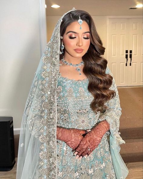 Pakistani Bride Hairstyle, Desi Bridal Makeup, Bride Hair Down, Asian Wedding Makeup, Pakistani Bridal Hairstyles, Asian Bridal Makeup, Pakistani Bridal Makeup, Engagement Hairstyles, Desi Wedding Dresses