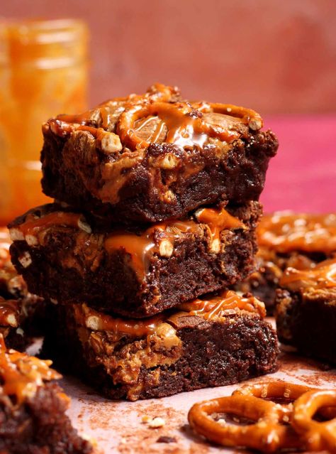 Caramel Pretzel Brownies, Topped Brownies, Pretzel Brownies, Caramel Brownies Recipe, Cocoa Powder Brownies, Salted Caramel Pretzels, Baked Pretzels, Sweets Bar, Caramel Pretzels