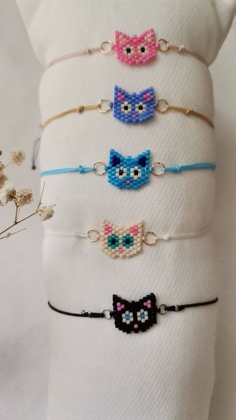 Cat bracelets are made with colorful beads. Elevator apparatus was used. You can choose any color you want. You can examine my products in detail on @panyjewelry Instagram. Miyuki Necklace, Miyuki Beads Pattern, Seed Bead Jewelry Patterns, Seed Bead Crafts, Jewelry Making Classes, Necklace Cat, Bracelet Miyuki, Miyuki Bracelet, Bracelets Design