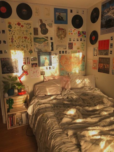 Colorful Aesthetic Bedroom Ideas, Flower Pillow On Bed, Indie Cozy Bedroom, Retro Boho Room Ideas, Room Makeover Inspiration Simple, Indie Bedroom Ideas Grunge, Room Inspo Records, Tapestry On Roof, Soft Grunge Room Decor