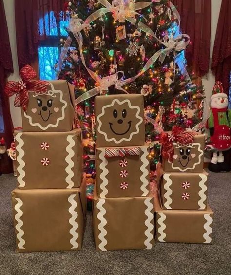 Unique Gift Wrapping Christmas, Christmas Gift Themes, Christmas Wrapping Diy, Gingerbread Family, Gingerbread Gifts, Christmas Presents For Kids, Xmas Gift Wrap, Gift Towers, Gingerbread Christmas Decor