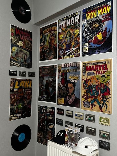 Marvel Posters For Room, Comic Home Decor, Marvel Wall Decor Aesthetic, Spiderman Apartment, Comic Bedroom Ideas, Marvel Dorm Room, Spider Man Wall Decor, Comic Room Aesthetic, Comic Room Decor