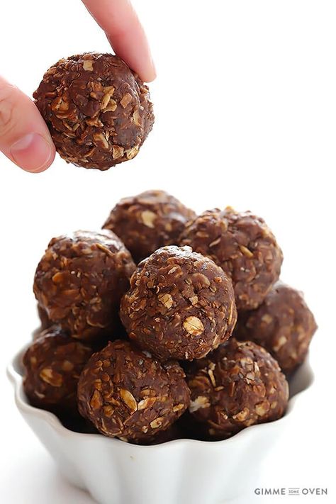 Chocolate Peanut Butter No-Bake Energy Bites: These chocolate peanut butter no-bake energy bites are easy to make, naturally sweetened, full of protein, and they taste just like a cookie!! No Bake Energy Bites, Desserts Keto, Chocolate Balls, Peanut Butter No Bake, Gimme Some Oven, Protein Ball, Chocolate Chip Muffins, Energy Balls, Energy Bites