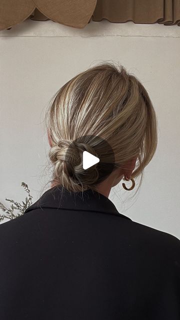 Bun Hairstyles Short Hair, Messy Bun Medium Hair, Tutorial Chignon, Chignon Tutorial, Sleek Bun Hairstyles, Chignon Hair, Short Hair Bun, Hair Bun Tutorial, Double Shot