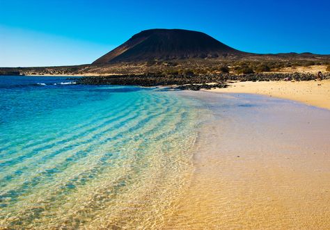 La plage de Las Teresitas, sur l'île de Tenerife, semble tout droit sortie d'un rêve. Costa Teguise, Canary Islands Spain, Europe Holidays, Trek Bikes, Canary Islands, Places Around The World, Vacation Spots, Beach Trip, Montana