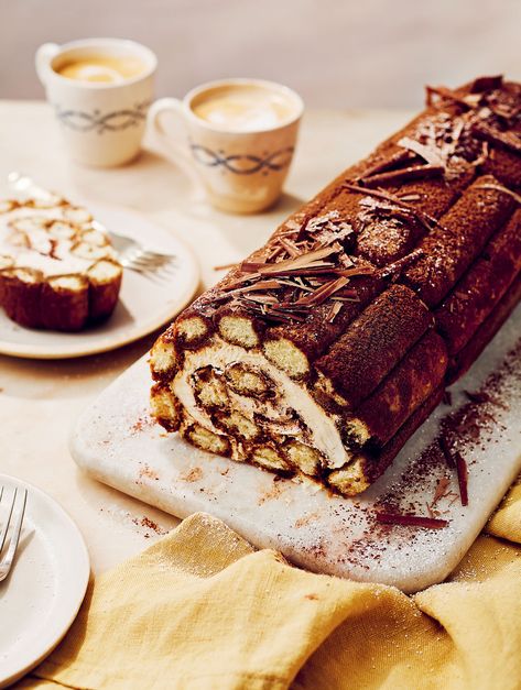 Tiramisu Roll Cake Recipe, Tiramisu Roll Cake, Tiramisu Swiss Roll, Tiramisu Cake Roll, Christmas Veggie, Christmas Biscuits Recipe, December Recipes, Roulade Recipe, Mascarpone Filling