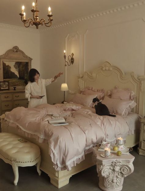 Girly Bed Ideas, Old Money Room Decor Ideas, French Room Ideas, Old Money Bed, Old Money Pink Aesthetic, Old Money Bedroom Ideas, Room Ideas Old Money, Ballerina Room Ideas, Room Inspo Aesthetic Vintage