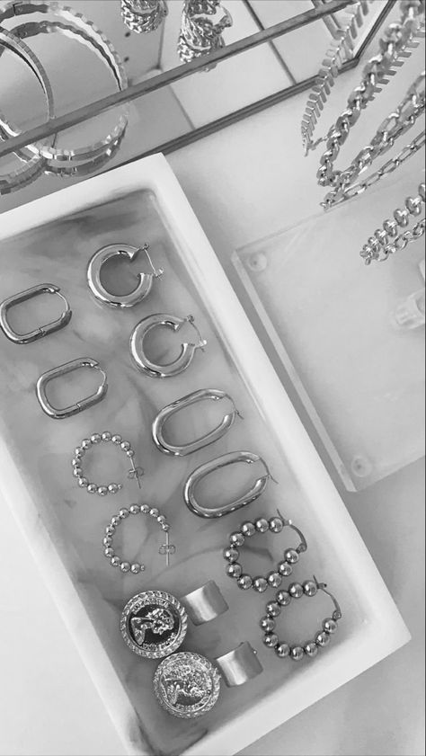 Silver Jewlery, Preppy Jewelry, Basic Jewelry, Dope Jewelry, Silver Jewels, Classy Jewelry, Jewelry Essentials, Jewelry Lookbook, Stacked Jewelry