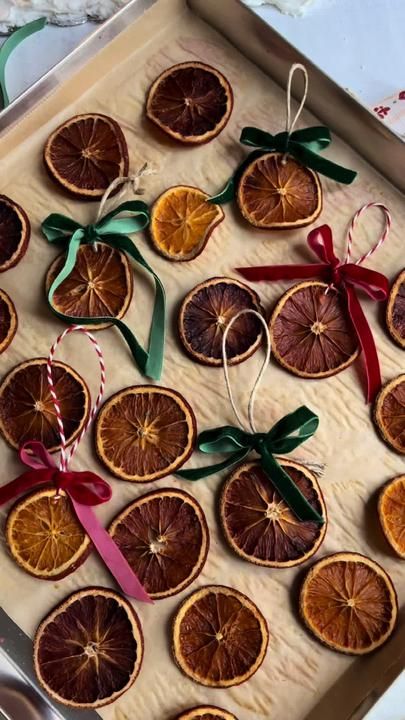 Tina's Cucina su TikTok Christmas Home Crafts, Handmade Christmas Aesthetic, Christmas Decor Budget, Christmas Edible Crafts, Orange Christmas Aesthetic, Boho Christmas Aesthetic, Yule Decor, Christmas Wreaths Diy Easy, Orange Christmas