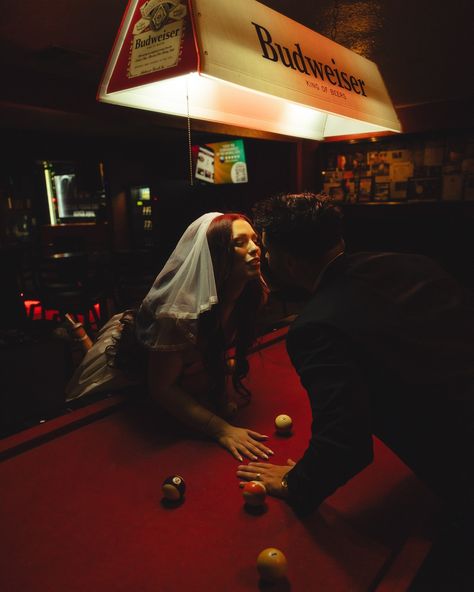 A Vegas wedding will never not be iconic, charming, and delightful 🎰🎲☎️🌠 Wedding Photos Vegas, Dive Bar Wedding Photos, Casino Wedding Photos, New Vegas Aesthetic, Las Vegas Wedding Aesthetic, Vegas Wedding Photoshoot, Dive Bar Wedding, Dive Bar Aesthetic, Retro Vegas Wedding