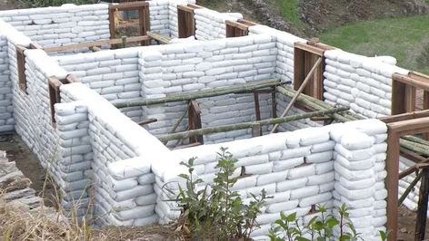 Earthbag House, Super Adobe, Cob Building, Earth Sheltered Homes, Casa Hobbit, Insulated Concrete Forms, Green Building Materials, Earth Bag Homes, Earth Bag