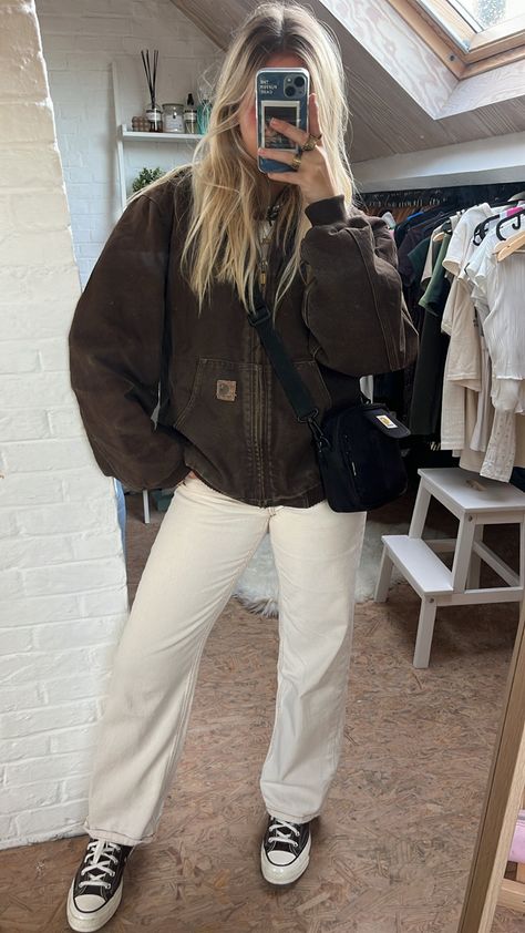 Carhartt Jacket Outfit Girl, Aesthetic Brown Jacket Outfit, Ranch Style Women, Cartagine Outfits, Woman’s Carhartt Outfit, Carhartt Jacket Women’s Outfits, How To Style Carhartt Jacket, Carrhart Jacket Girl Outfit, Carhartt Jacket Outfit Aesthetic