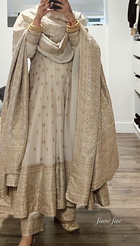 Pakistani Banarsi Suits, How To Style Anarkali Suits, Banarsi Dress Ideas, Off White Sharara Suits, Banarsi Sharara Suit, Ethnic Outfits Aesthetic, Banarsi Outfit Ideas, Off White Pakistani Suits, Banarsi Suit Design Pakistani