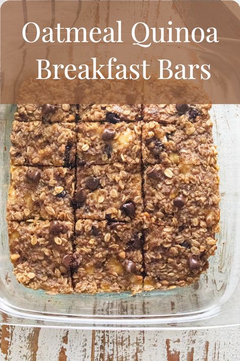 A birds-eye view of oatmeal breakfast bars with chocolate chips mixed in. Breakfast bars are in a glass dish on a white wooden table. Oatmeal Bake Breakfast Vegan, Quinoa Baked Oatmeal, Quinoa Oat Bars, Quinoa Oatmeal Cookies, Quinoa Breakfast Bites, Quinoa Bars Healthy, Healthy Breakfast Quinoa, High Fiber Breakfast Bars, Quinoa Oatmeal Breakfast