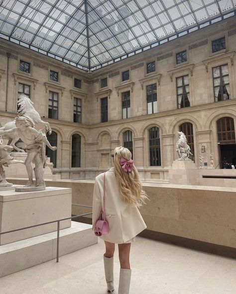 Paris Aesthetic Photos, Outfits For Museum, Cute Museum Outfits, Paris Aesthetic Outfits, Danielle Core, Art Museum Date Outfit, Paris Outfits Spring, Paris Picture Ideas, Paris Girl Aesthetic