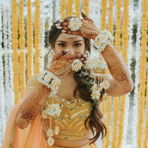 Floral Jewellery- Floral Jewellery For Haldi & Mehndi for Bride Haldi Photography Ideas, Haldi Look For Bride, Haldi Poses For Bride, Haldi Outfit For Bride, भारतीय दुल्हन संबंधी, Flower Jewellery For Haldi, Flower Jewellery For Mehndi, Haldi Ceremony Outfit, Flower Jewelry Designs