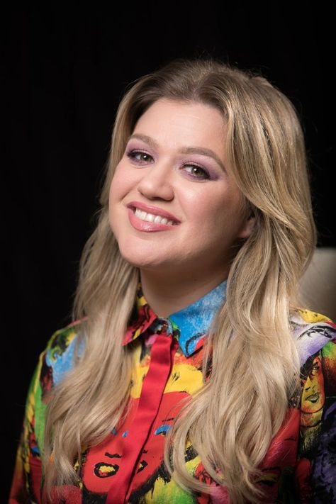 Black Celebrity News, Celebrity Singers, Round Face Haircuts, Famous Singers, Trendy Haircuts, Kelly Clarkson, Pop Singers, American Idol, Hollywood Celebrities