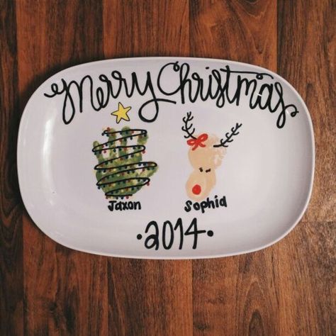 Hand Print Grandparent Gift, Grandparents Gifts From Grandkids, Gifts For Grandparents From Baby, Grandparent Christmas Gift Ideas, Diy Christmas Gifts For Grandparents, Diy Grandparent Gifts, Diy Christmas Plate, Christmas Presents For Grandparents, Christmas Gifts For Grandparents