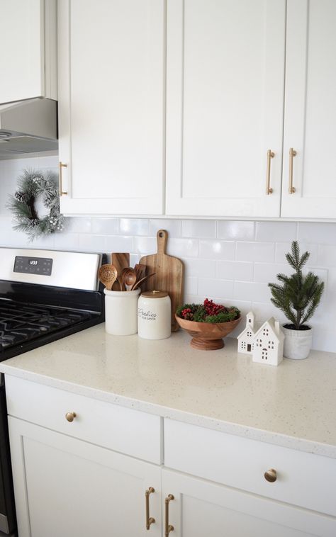 Christmas Kitchen Apartment, Simple Christmas Decorations Kitchen, Kitchen White Christmas Decor, Minimal Christmas Decor Apartment, Christmas Home Decor Apartment, Christmas Decor Ideas For Apartments Diy, Simple Inside Christmas Decor, Christmas Decor Idea For Kitchen, Minimal Christmas Decor Kitchen