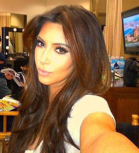 LOve this hair color!! I want! Kim Kardashian Kim Kardashian Selfie, Kim Kardashian 2000's, Young Kim Kardashian, 2000s Hair, Estilo Kim Kardashian, Kim Kardashian Hair, Estilo Kardashian, Kardashian Hair, Kim Kardashian Style