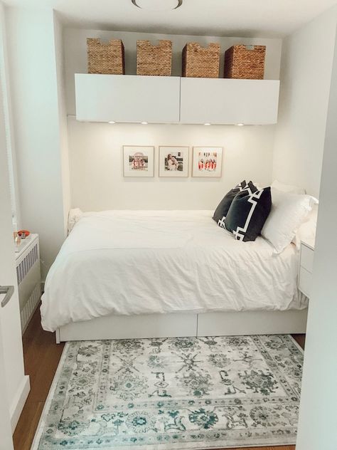 Small Room Ideas No Windows, Small Nyc Room Ideas, Bed Against Wall Decor, Cozy Nyc Apartment Bedroom, Nyc Room Ideas, Small White Room Ideas, Small Nyc Bedroom Ideas, Nyc Bedroom Ideas Small Spaces, College Bedding Ideas