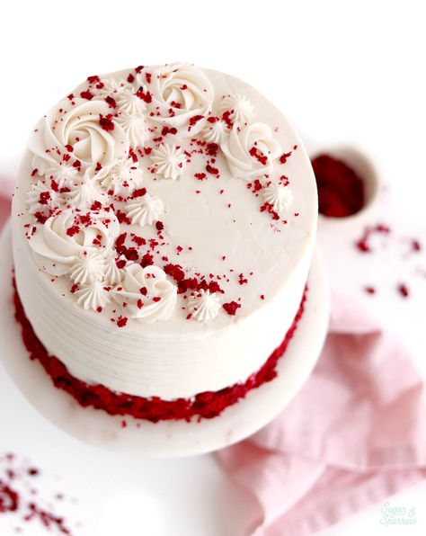 Red Velvet Cake Recipe - Sugar & Sparrow Red And Purple Birthday Cake, Fancy Red Velvet Cake, Red Velvet Cake Decorating Ideas, Red Velvet Birthday Cake Ideas For Women, Red Velvet Cake Decoration Ideas, Redvelvet Cake Design, Velvet Cake Design, Simple Red Velvet Cake, Red Velvet Cake Design