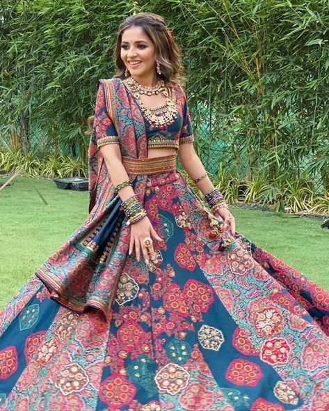 This Bride Rocked The Most Unique Lehenga In A Contemporary Style! Desi Outfits, Indian Outfits Lehenga, Wedding Lehenga Designs, Lehnga Dress, Bridal Lehenga Collection, Designer Bridal Lehenga, Indian Gowns Dresses, Indian Bridal Dress, Indian Lehenga