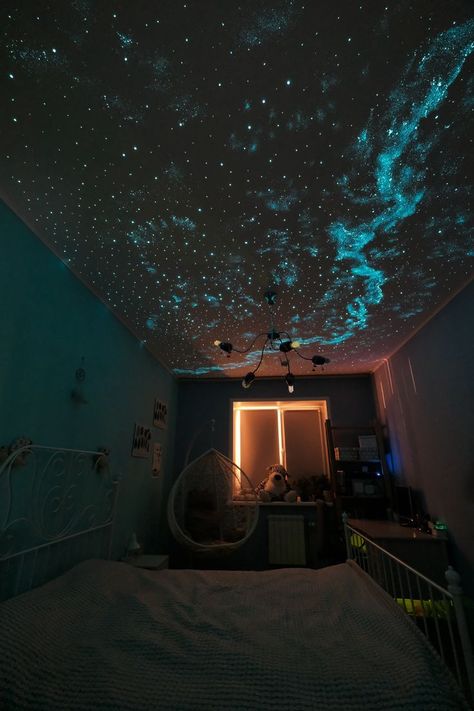 Galaxy Celling Design, Night Sky Ceiling Paint, Galaxy Ceiling Bedrooms, Star Theme Room, Space Ceiling Bedroom, Starry Room Aesthetic, Ceiling Night Sky, Glow In The Dark Stars On Ceiling, Roof Painting Ideas Ceilings