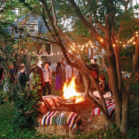 fire pit ALWAYS a hit! Bohemian Backyard Wedding, Campfire Party, Party Ideas For Adults, Bohemian Backyard, Holi Party, Bonfire Party, Wedding Backyard Reception, Backyard Birthday, 30th Bday