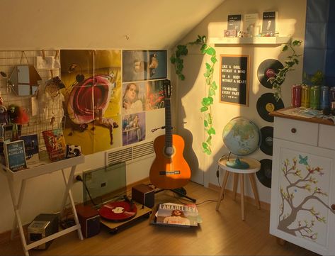 Musician Dorm Room, Cozy Music Corner, Musician Room, Shared Apartment, Room Styling, Themed Rooms, Art Studio Room, Guitar Pics, Studio Room