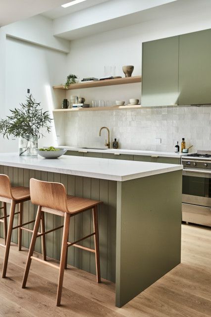 Traditional Kitchen Backsplash, Backsplash Options, Modern Konyhatervezés, Model Dapur, Scandi Kitchen, Kabinet Dapur, Green Kitchen Cabinets, Kitchen Room Design, Kitchen Inspiration Design