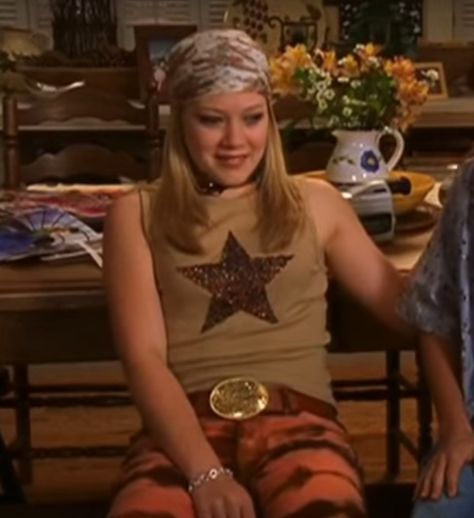 Disney Channel Fashion, Miranda Lizzie Mcguire, Lizzie Mcguire Fashion, Lizzie Mcguire Hair, Lizzie Mcguire Aesthetic, Lizzie Mcguire Outfits, Y2k Board, 90s Kids Fashion, Tv Characters Outfits