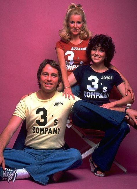 The original cast of Three’s Company from 1976: Joyce DeWitt, John Ritter, and Suzanne Somers. The story revolves around three singles who live together: Janet, Chrissy, & Jack. For Jack to live with the girls, the roommates convince their landlord, Mr. Roper that Jack’s gay. Jack plays the part to reassure that no ‘funny business’ going on. Each episode chronicles the hijinks that ensue because of the trio's constant misunderstandings. The hit ran for 8 seasons. 70s Television, Threes Company, Three’s Company, 80's Movies, John Ritter, 1970s Tv Shows, Tv Watching, Top Tv Shows, Cast Photos