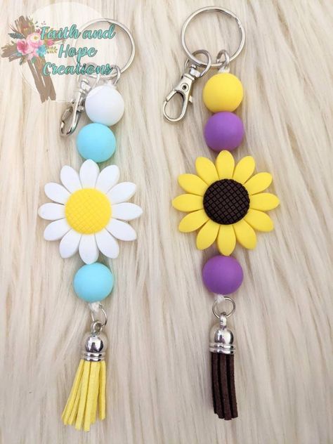 Silicone Sunflower Keychain, Bubblegum Beads Keychain, Bubblegum Bead Crafts, How To Make Beaded Keychains, Key Chains Diy Handmade, Beaded Keychain Diy, Diy Beaded Keychain, Silicone Bead Ideas, Beaded Sunflower