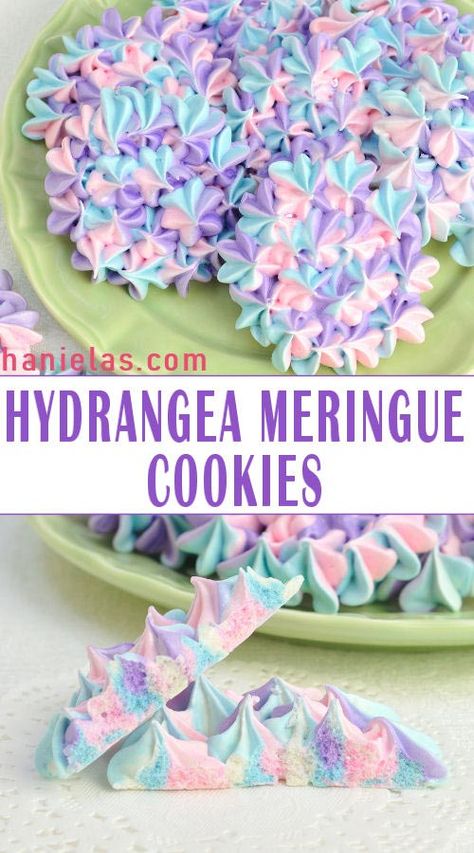 How to make pretty Hydrangea Meringue Cookies. Video and tips on how to make meringues. Meringue Pops Ideas, Meringue Pops Recipes, Cute Meringue Cookies, Merengue Pops, Merengue Cookies, Pastel Hydrangea, Meringue Pops, Meringue Cookie, How To Make Meringue