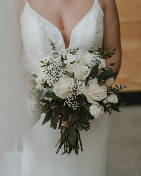 Obsessed with green and white minimal bouquets💐 shanialeeannaphoto.com Second for @katieleephotographywi Edited by me✨ #shanialeeannaphotography #wisconsinphotographer #wisconsinweddingphotographer #minnesotaphotographer #minnesotaweddingphotographer #lapointeevents #mnbride #wibride #storyteller #documentary #weddingflorals #weddingvendors #minneapolisphotographer Sage And White Wedding Bouquet, Sage Green And White Flower Bouquet, White And Green Bridal Bouquet Eucalyptus, Bride Bouquet White And Green, Sage Green And White Bridal Bouquet, Fall Wedding Flowers Green, Dark Green And White Wedding Bouquet, Green Theme Wedding Bouquet, Olive Green Wedding Florals