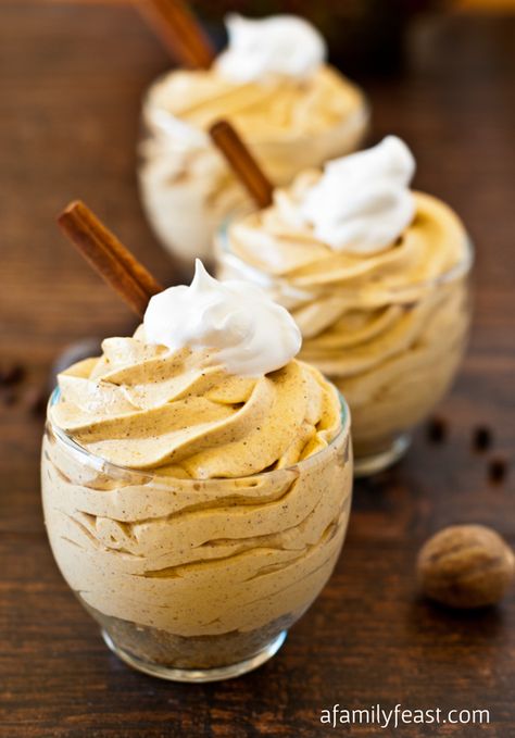 No-Bake Mini Pumpkin Cheesecake - a quick and easy recipe and so creamy and delicious! Pumpkin Cheesecakes, Stuffed Shrimp, Mousse Dolce, Peter Piper, Mini Pumpkin Cheesecake, No Bake Pumpkin Cheesecake, Cheesecake Mousse, Holiday Sweets, Polish Food