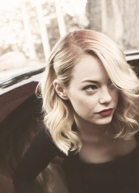 Beautiful vintage style hair on Emma Stone. Side part and loose waves. Curls For Medium Length Hair, Wedding Hairstyles Medium Length, Medium Curls, Best Wedding Hairstyles, Shoulder Length Hair Cuts, Wedding Hair Down, Penteado Cabelo Curto, Vintage Diy, Olivia Palermo