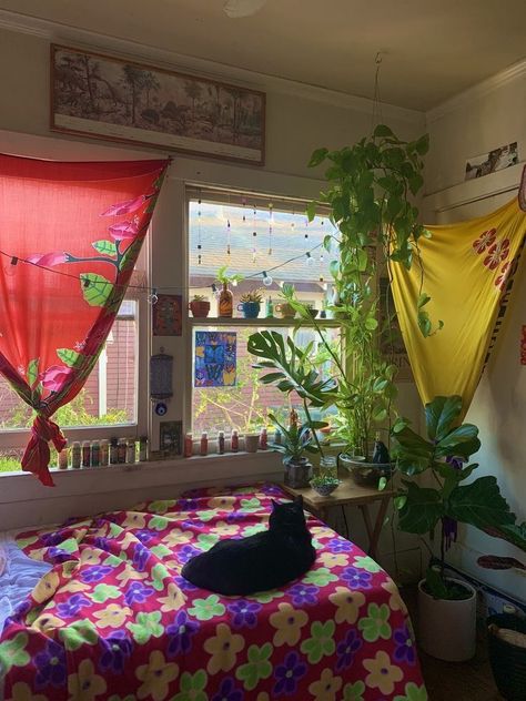 70s Bedroom, Lots Of Plants, Hippie Room Decor, Hippy Room, Chill Room, Indie Room, Home Remodel, Aesthetic Rooms, Pretty Room