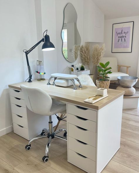 Bryony Howell on Instagram: "𝐀 𝐥𝐢𝐭𝐭𝐥𝐞 𝐩𝐡𝐨𝐭𝐨 𝐝𝐮𝐦𝐩 𝐨𝐟 𝐦𝐲 𝐬𝐭𝐮𝐝𝐢𝐨 🤍" Salon Room Ideas, Nail Room Ideas, Nail Salon Interior Design, Tech Room, Nail Salon Interior, Painting Nails, Beauty Room Salon, Home Beauty Salon, Esthetician Room Decor