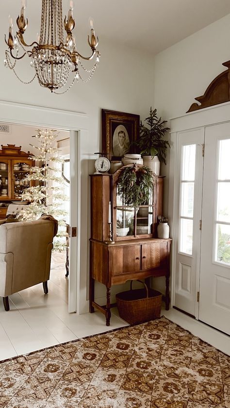 House With Antiques, Styling Vintage Furniture, Traditional Home Inspiration, Natural Traditional Decor, Eclectic Antique Living Room, Real Farmhouse Decor, Vintage Southern Aesthetic Home, New Home With Old Character, Western House Living Room