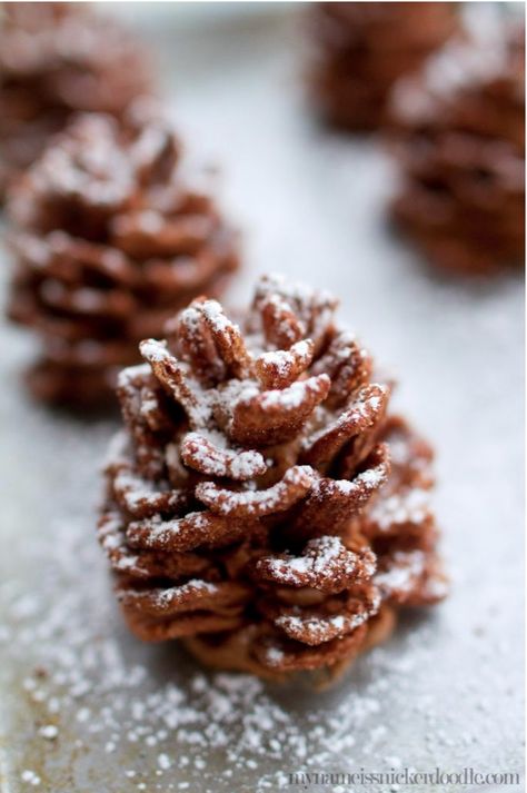 Edible Chocolate Pinecones Chocolate Pinecones, Jul Kaka, Christmas Cooking, Christmas Snacks, Holiday Desserts, Holiday Baking, Holiday Treats, Christmas Dinner, Christmas Treats