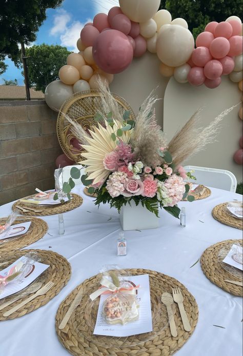 Girl Babyshower Decoration Ideas, Boho Birthday Decoration Ideas, Pink Boho Birthday Party, Boho Sprinkle Shower Ideas, Table Setting For Baby Shower Girl, Boho Rainbow Gender Reveal Party, Boho Rainbow Shower Ideas, Boho Shower Decorations, Boho Rainbow Table Decor