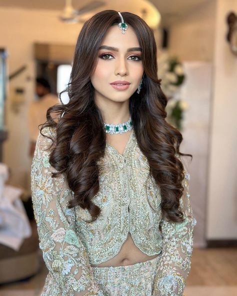 Pastel Green Lehenga Makeup, Makeup Inspo For Wedding, Middle Part Hairstyles For Wedding, Indian Party Makeup Hairstyles, Roka Ceremony Makeup Look, Indian Sangeet Makeup Look, Indian Wedding Hair And Makeup, Engagement Hairstyles For Long Hair, Engagement Make Up Natural