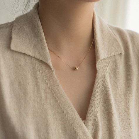 Minimalist Korean Fashion, Night Walking Aesthetic, Simple Necklace Designs, Rose Gold Aesthetic, Korean Accessories, Minimalist Necklace Gold, Gold Earrings Models, Korean Outfit Street Styles, Korean Earrings